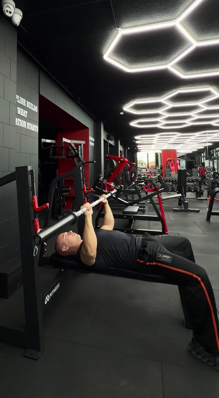 Horizontal chest bench