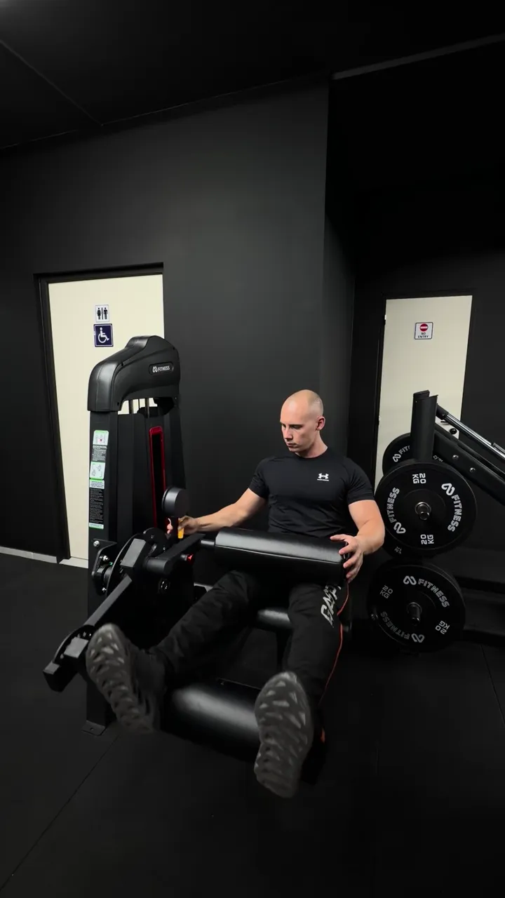 Seated leg curl